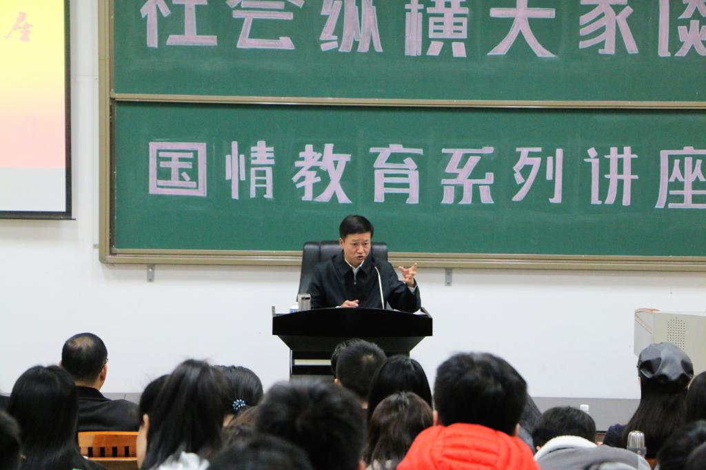 广西壮族自治区党委宣传部常务副部长、太阳成集团太阳成集团tyc9728经理唐华为西大学子“解疑释惑”